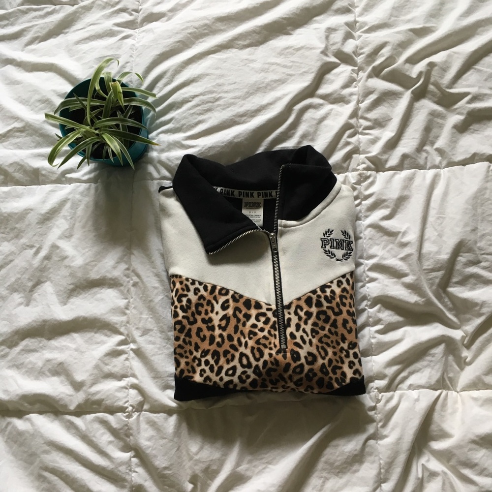 ✨ VS Pink Cheetah Sweatshirt